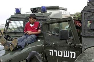 boy-shield-israel-gaza boy-shield-israel-gaza